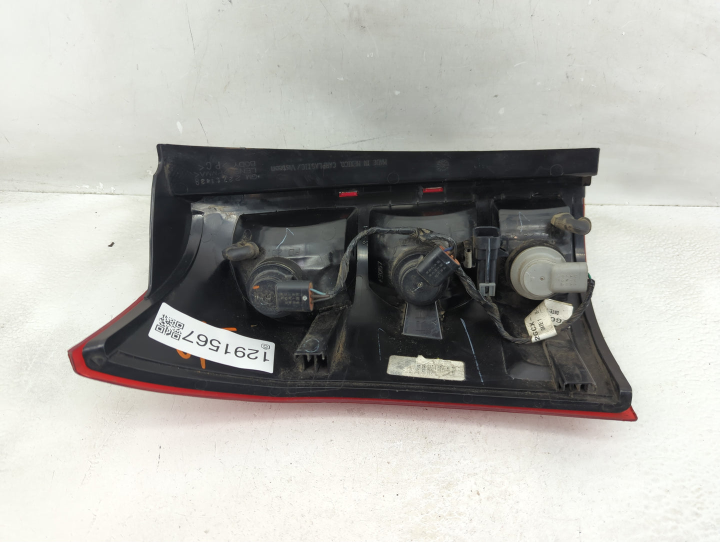2004-2007 Saturn Vue Tail Light Assembly Passenger Right OEM P/N:2711438 Fits Fits 2004 2005 2006 2007 OEM Used Auto Parts -