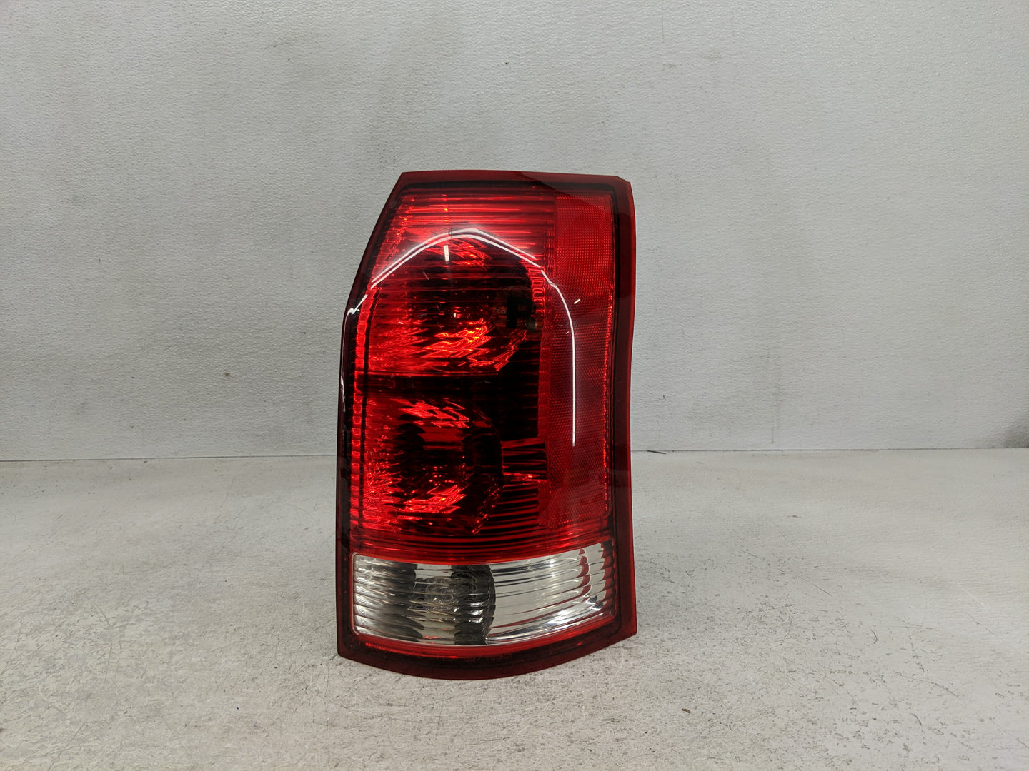 2004-2007 Saturn Vue Tail Light Assembly Passenger Right OEM Fits Fits 2004 2005 2006 2007 OEM Used Auto Parts - Oemusedauto