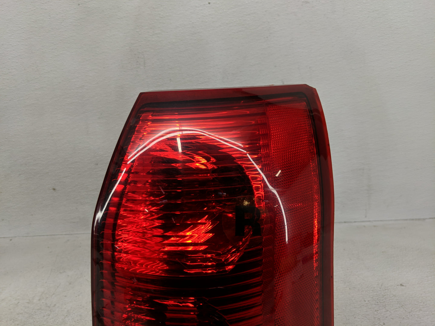 2004-2007 Saturn Vue Tail Light Assembly Passenger Right OEM Fits Fits 2004 2005 2006 2007 OEM Used Auto Parts - Oemusedauto