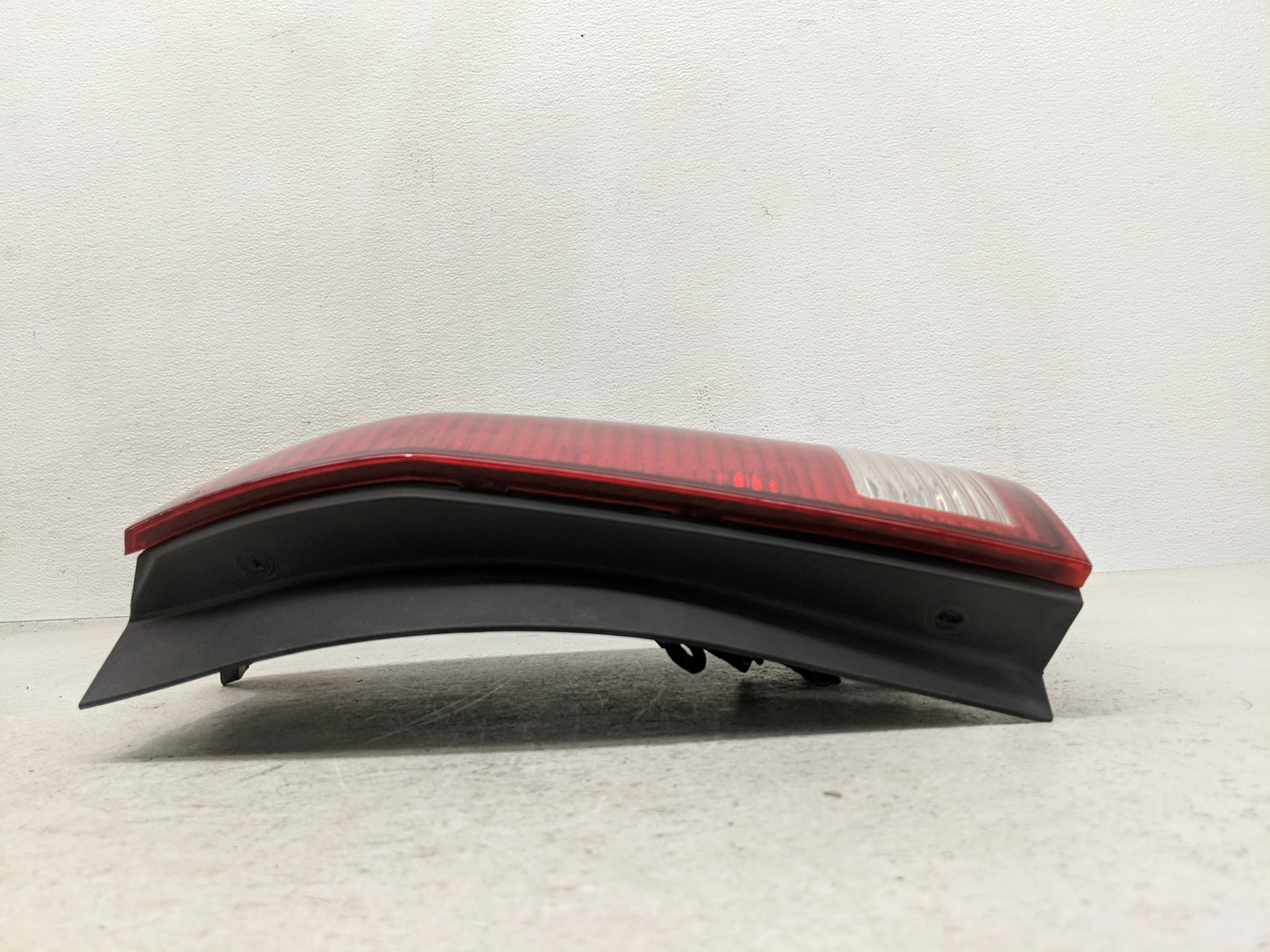 2004-2007 Saturn Vue Tail Light Assembly Passenger Right OEM Fits Fits 2004 2005 2006 2007 OEM Used Auto Parts - Oemusedauto