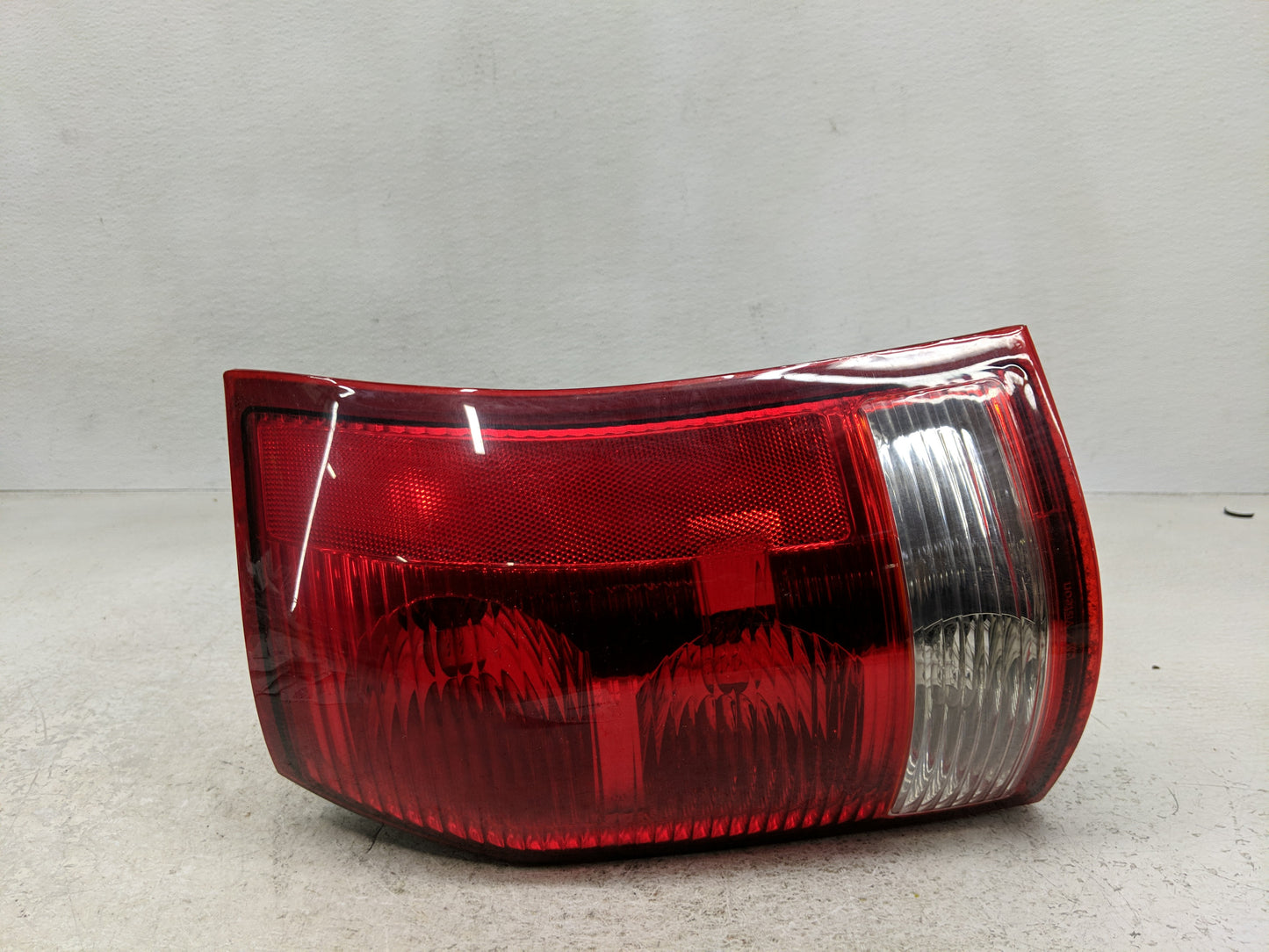 2004-2007 Saturn Vue Tail Light Assembly Passenger Right OEM P/N:15851056 Fits Fits 2004 2005 2006 2007 OEM Used Auto Parts 