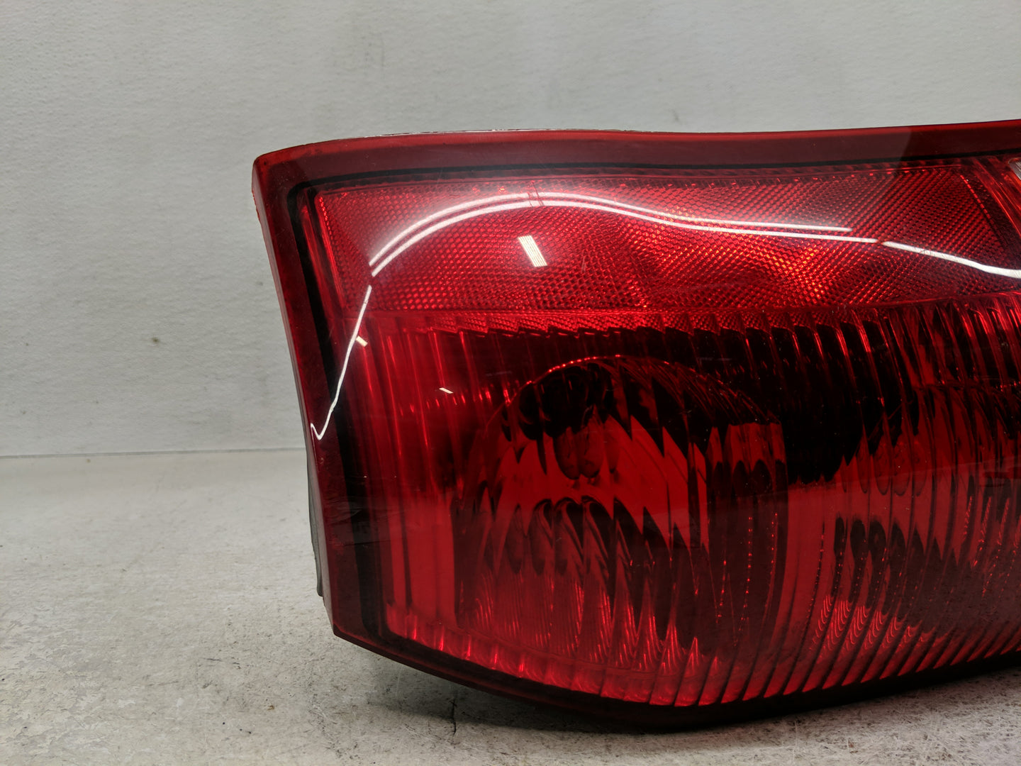 2004-2007 Saturn Vue Tail Light Assembly Passenger Right OEM P/N:15851056 Fits Fits 2004 2005 2006 2007 OEM Used Auto Parts 