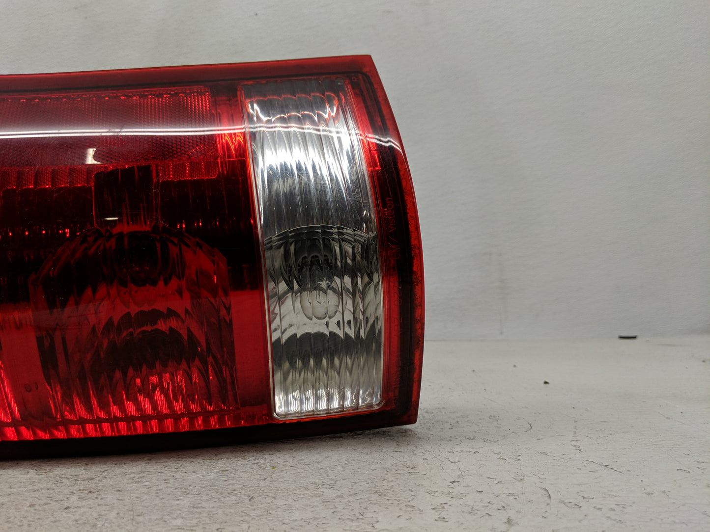 2004-2007 Saturn Vue Tail Light Assembly Passenger Right OEM P/N:15851056 Fits Fits 2004 2005 2006 2007 OEM Used Auto Parts 