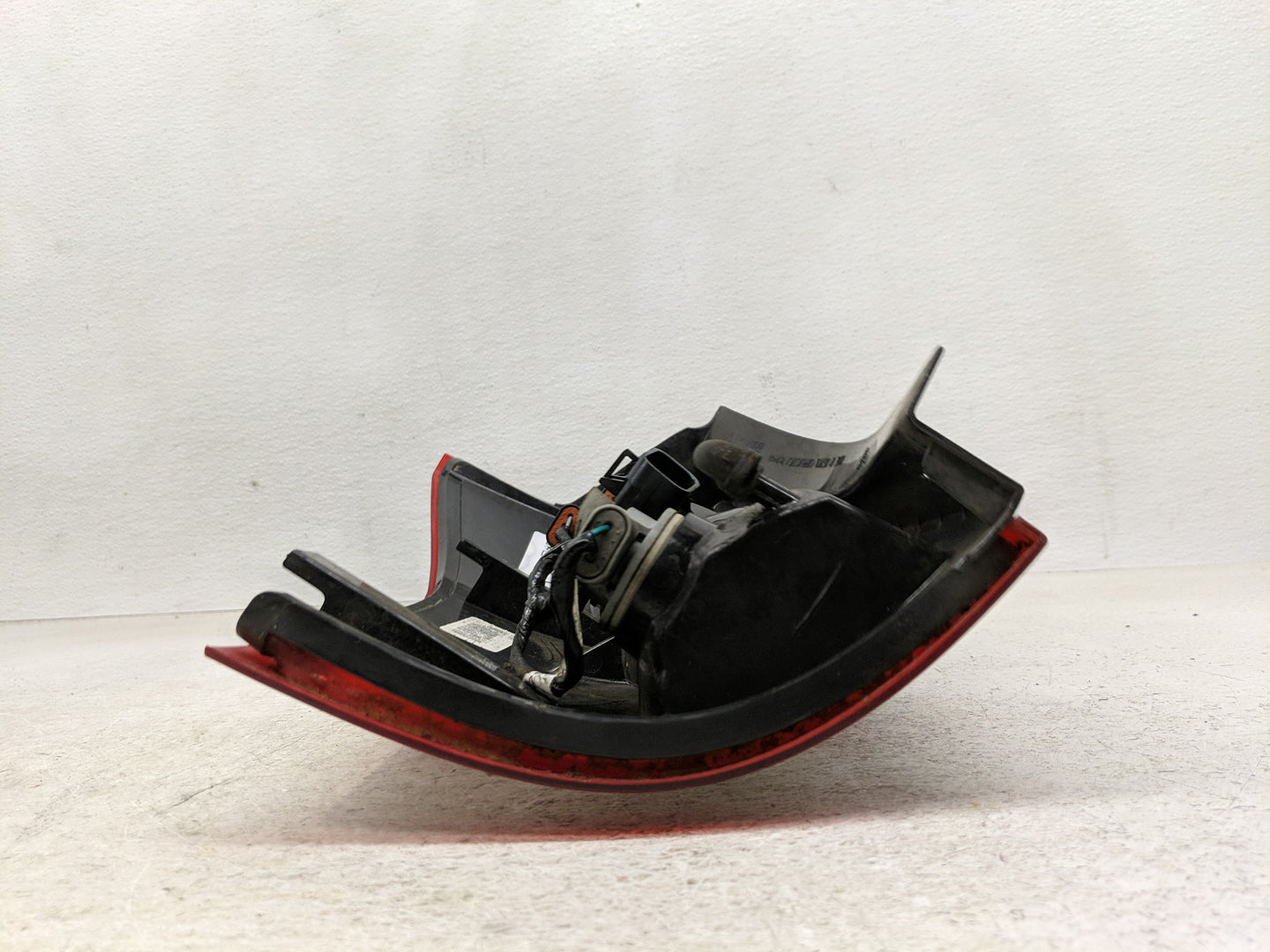 2004-2007 Saturn Vue Tail Light Assembly Passenger Right OEM P/N:15851056 Fits Fits 2004 2005 2006 2007 OEM Used Auto Parts 