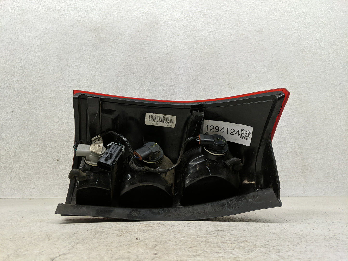 2004-2007 Saturn Vue Tail Light Assembly Passenger Right OEM P/N:15851056 Fits Fits 2004 2005 2006 2007 OEM Used Auto Parts 