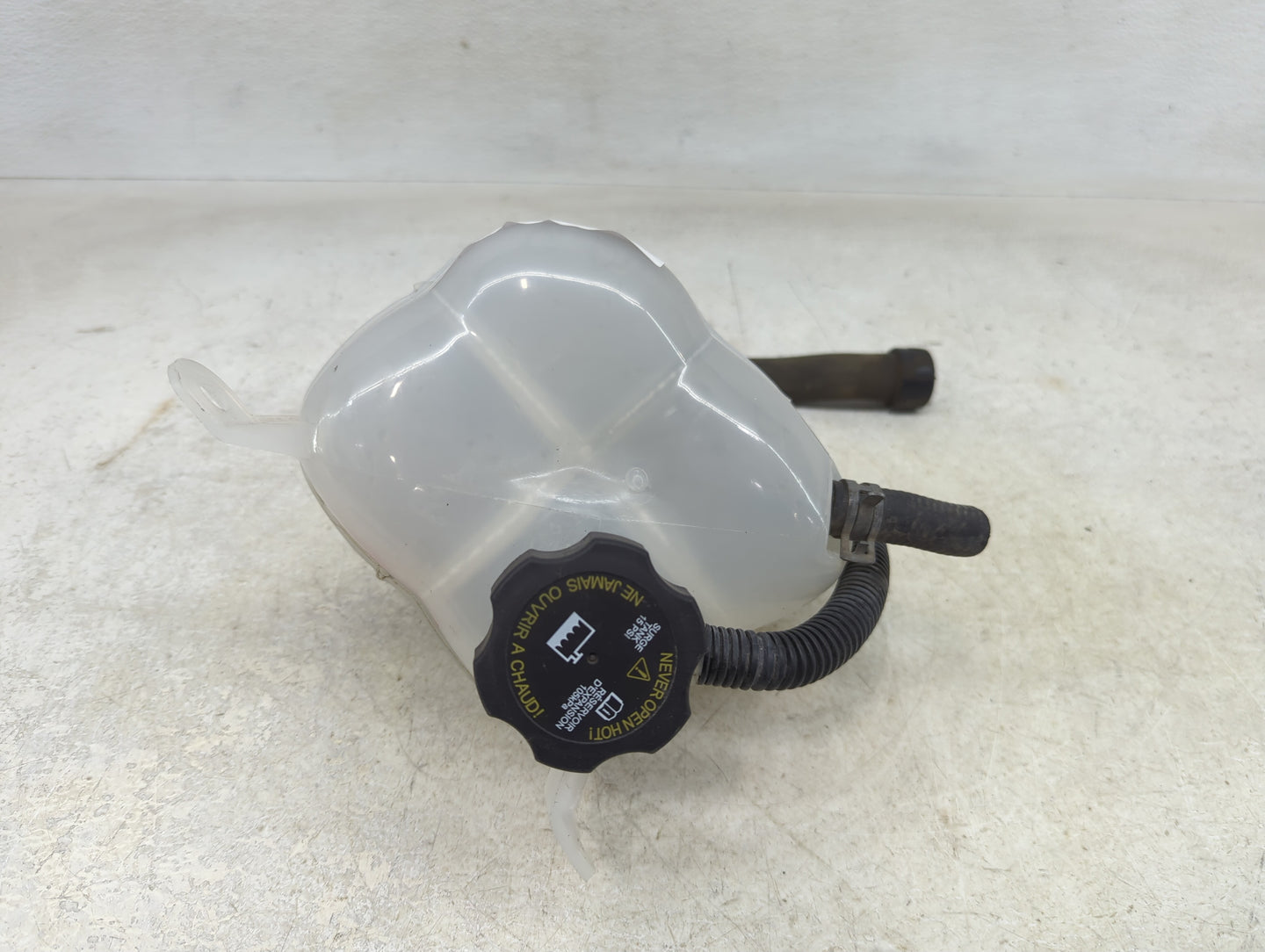 2002-2007 Saturn Vue Radiator Coolant Overflow Expansion Tank Bottle - Oemusedautoparts1.com