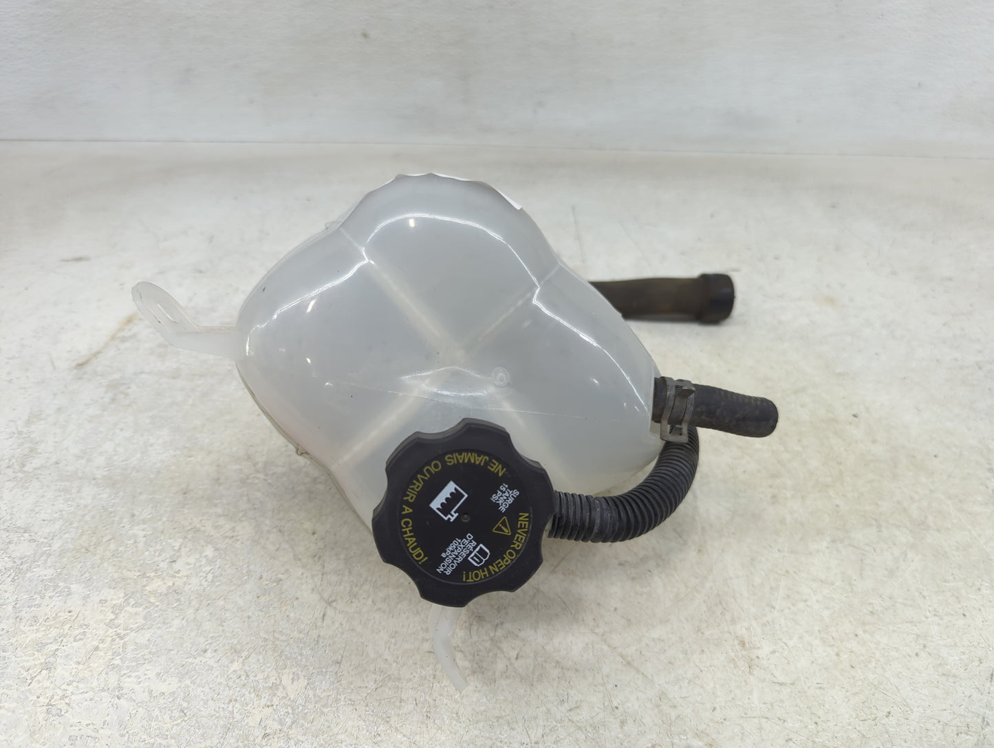 2002-2007 Saturn Vue Radiator Coolant Overflow Expansion Tank Bottle 1391121 - Oemusedautoparts1.com
