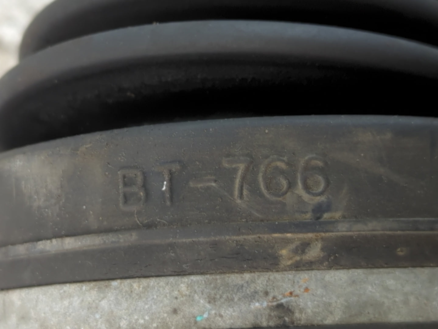 2004-2007 Saturn Vue Axle Shaft Front Driver Cv C/v - Oemusedautoparts1.com