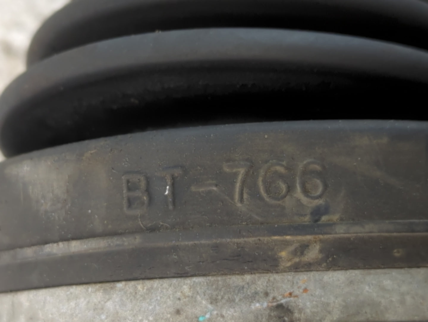 2004-2007 Saturn Vue Axle Shaft Front Driver Cv C/v - Oemusedautoparts1.com