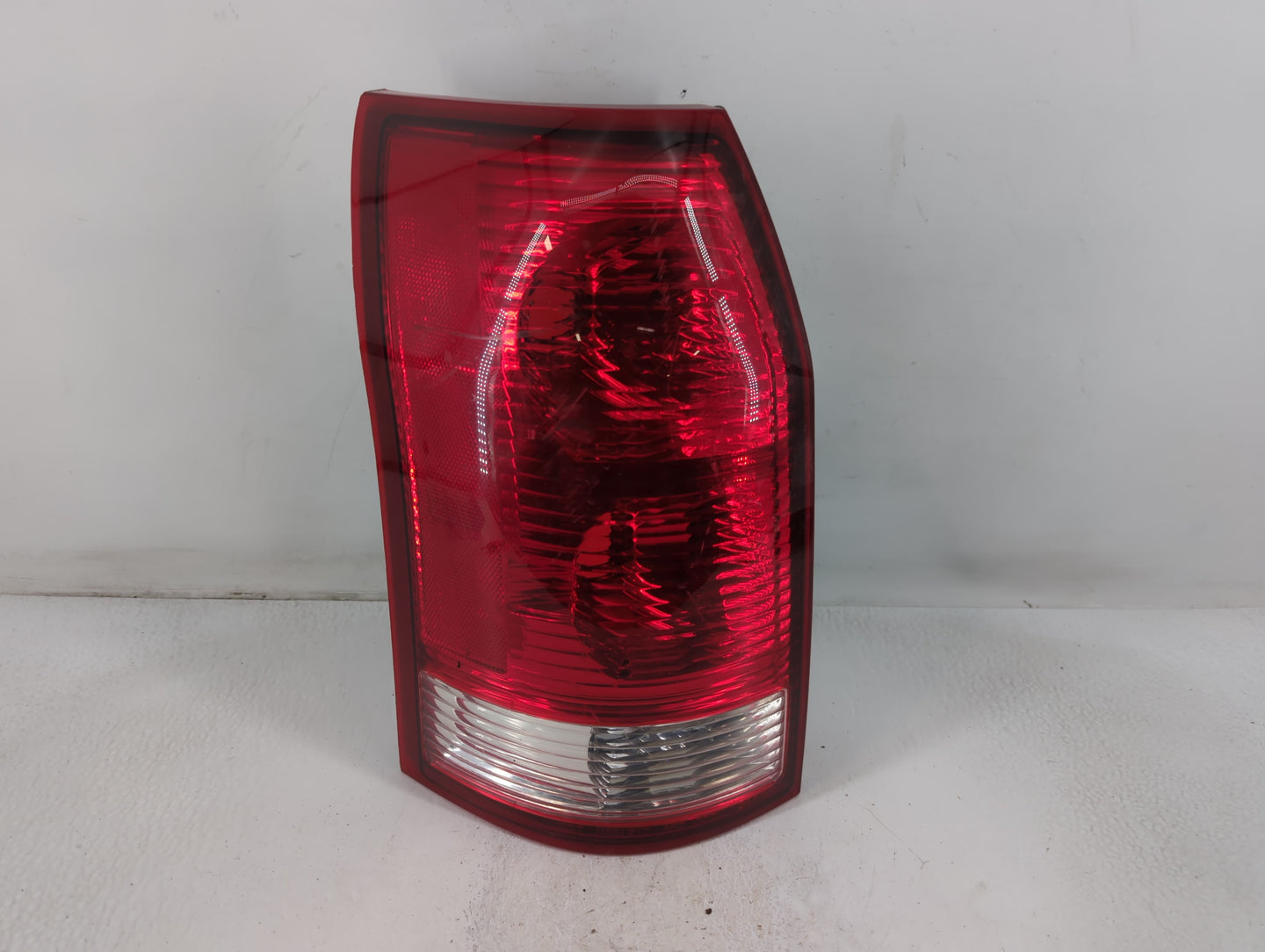 2004-2007 Saturn Vue Tail Light Assembly Driver Left OEM P/N:22711437 Fits Fits 2004 2005 2006 2007 OEM Used Auto Parts - Oe