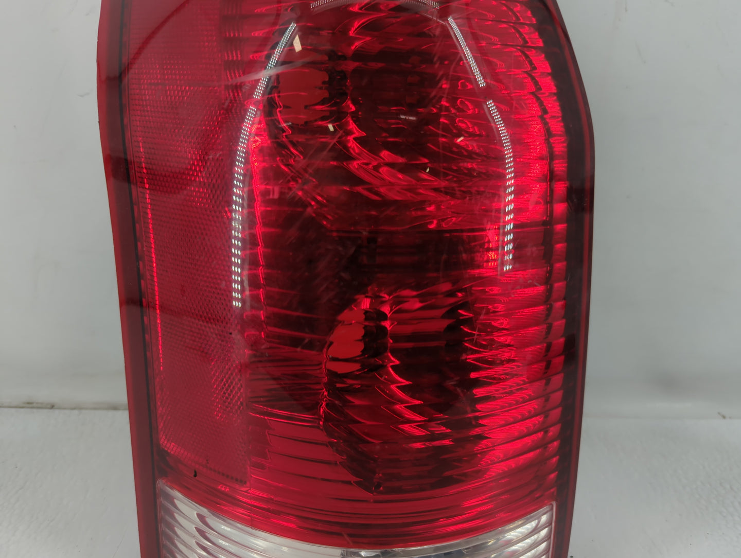 2004-2007 Saturn Vue Tail Light Assembly Driver Left OEM P/N:22711437 Fits Fits 2004 2005 2006 2007 OEM Used Auto Parts - Oe