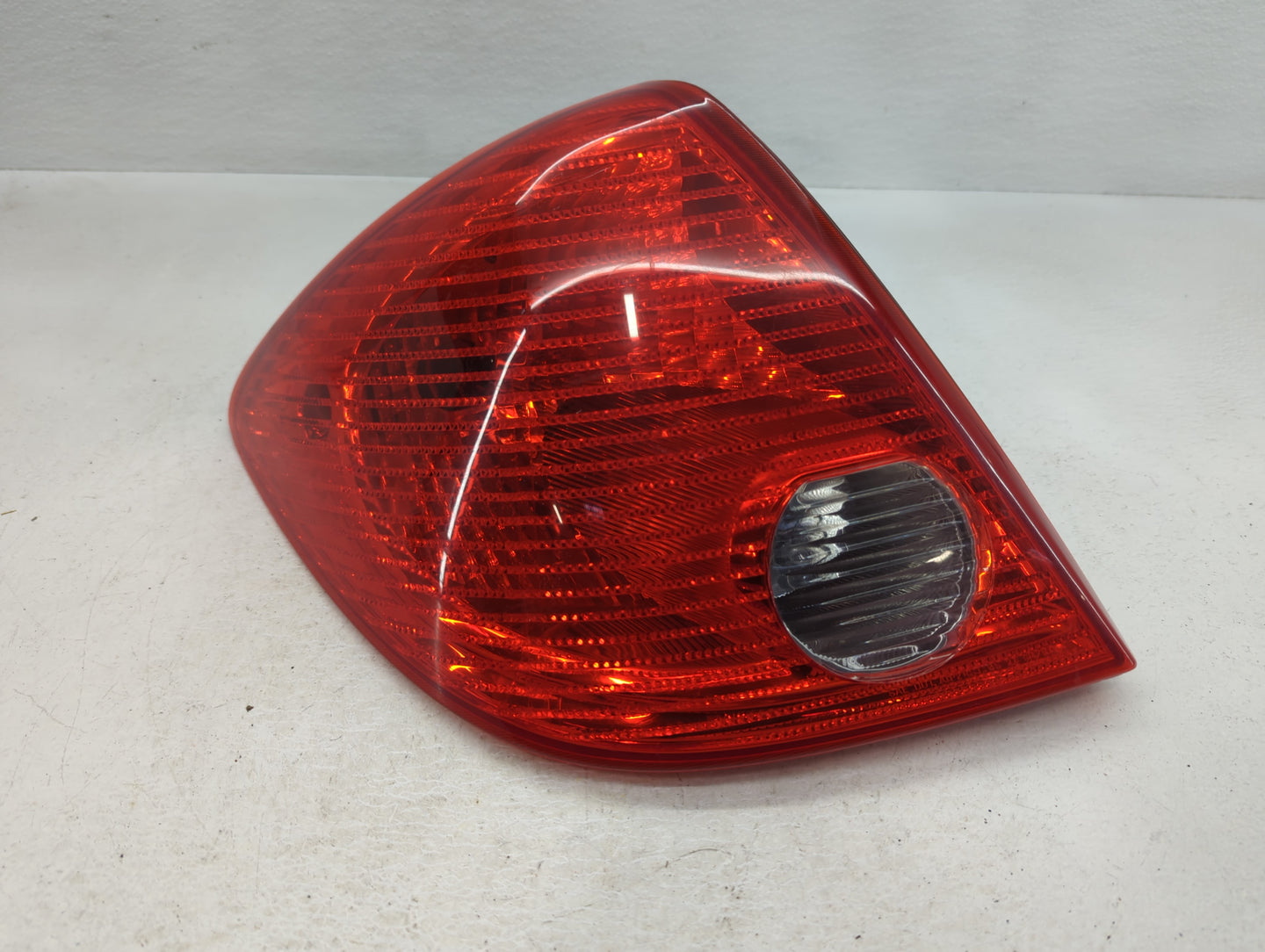 2004-2007 Saturn Vue Tail Light Assembly Driver Left OEM P/N:15242809 Fits Fits 2004 2005 2006 2007 OEM Used Auto Parts - Oe