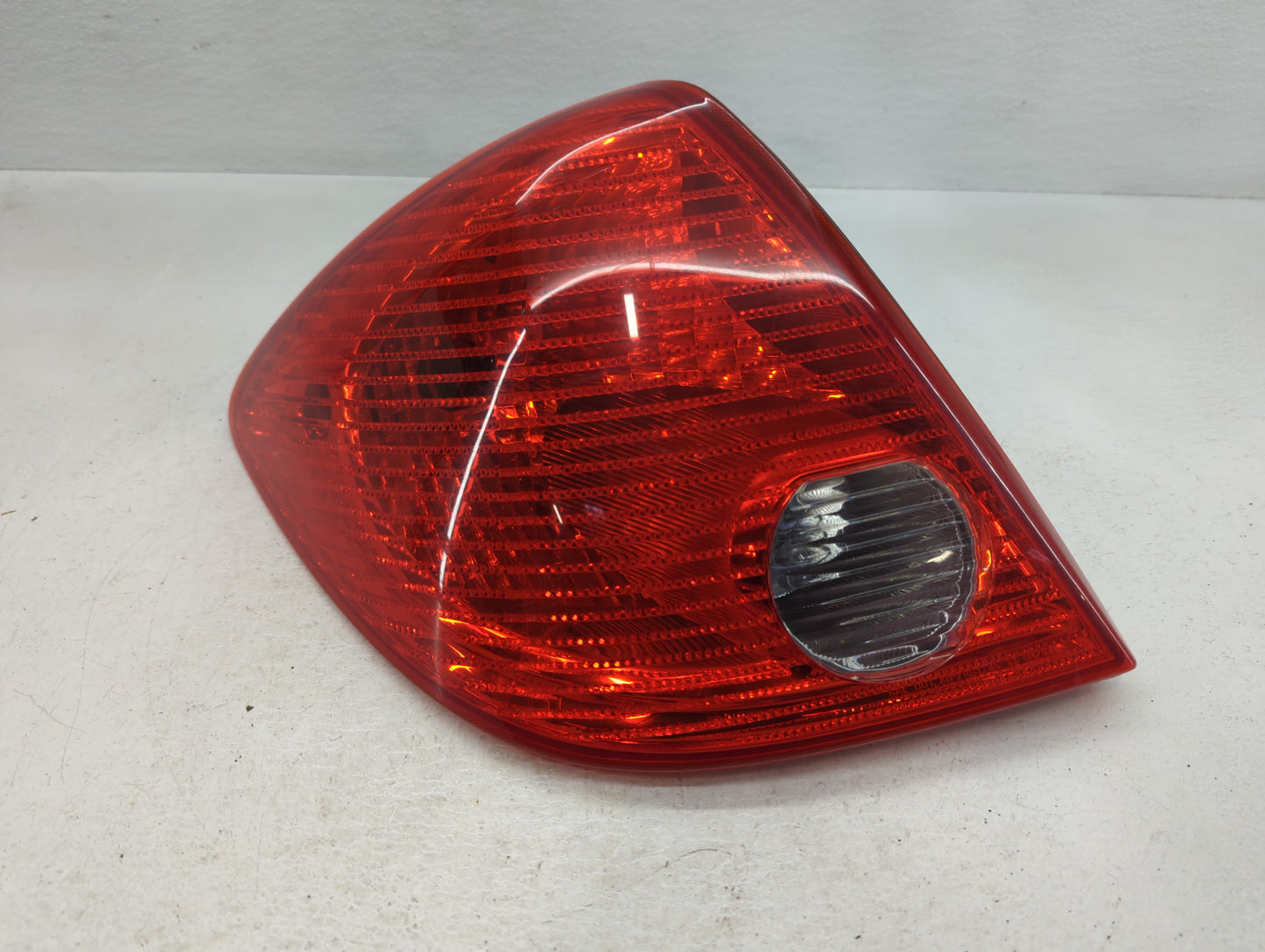 2004-2007 Saturn Vue Tail Light Assembly Driver Left OEM P/N:15242809 Fits Fits 2004 2005 2006 2007 OEM Used Auto Parts - Oe