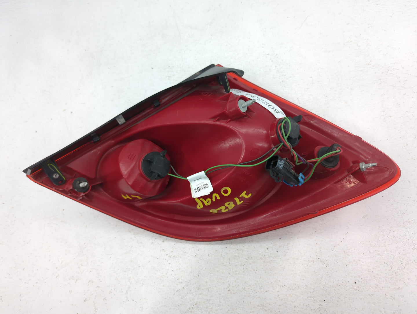 2004-2007 Saturn Vue Tail Light Assembly Driver Left OEM P/N:15242809 Fits Fits 2004 2005 2006 2007 OEM Used Auto Parts - Oe