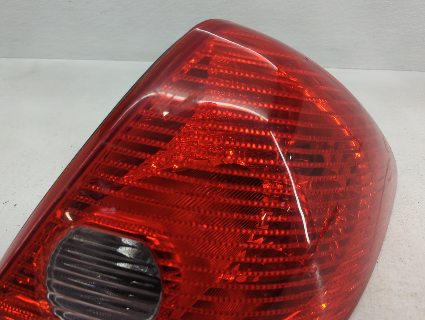 2004-2007 Saturn Vue Tail Light Assembly Passenger Right OEM P/N:15242808 Fits Fits 2004 2005 2006 2007 OEM Used Auto Parts 