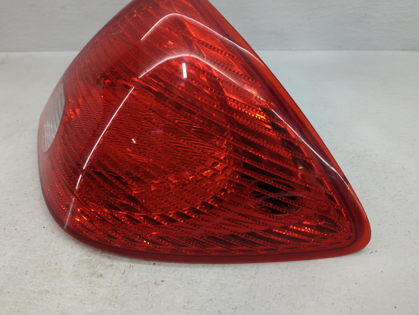 2004-2007 Saturn Vue Tail Light Assembly Passenger Right OEM P/N:15242808 Fits Fits 2004 2005 2006 2007 OEM Used Auto Parts 