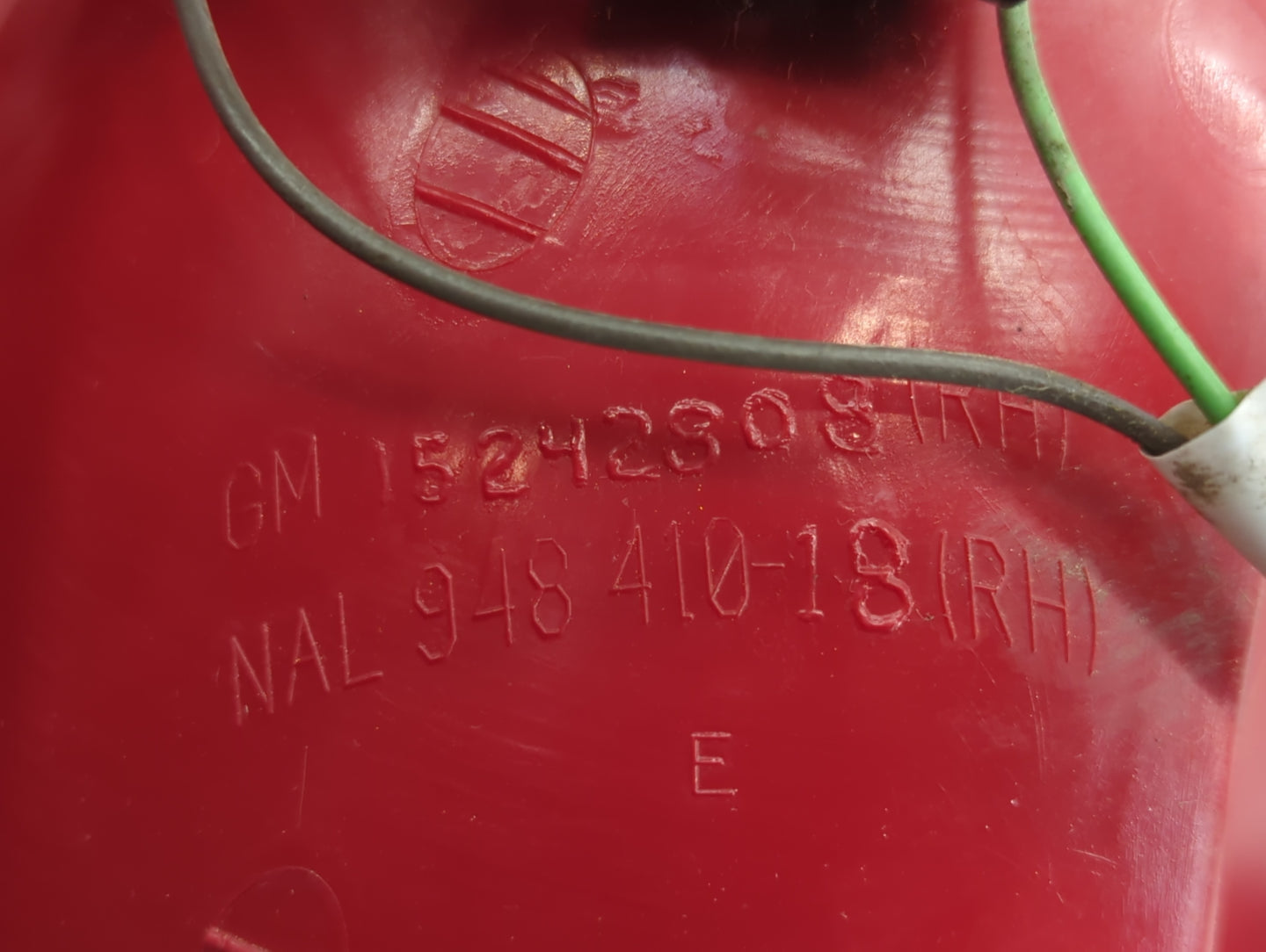 2004-2007 Saturn Vue Tail Light Assembly Passenger Right OEM P/N:15242808 Fits Fits 2004 2005 2006 2007 OEM Used Auto Parts 