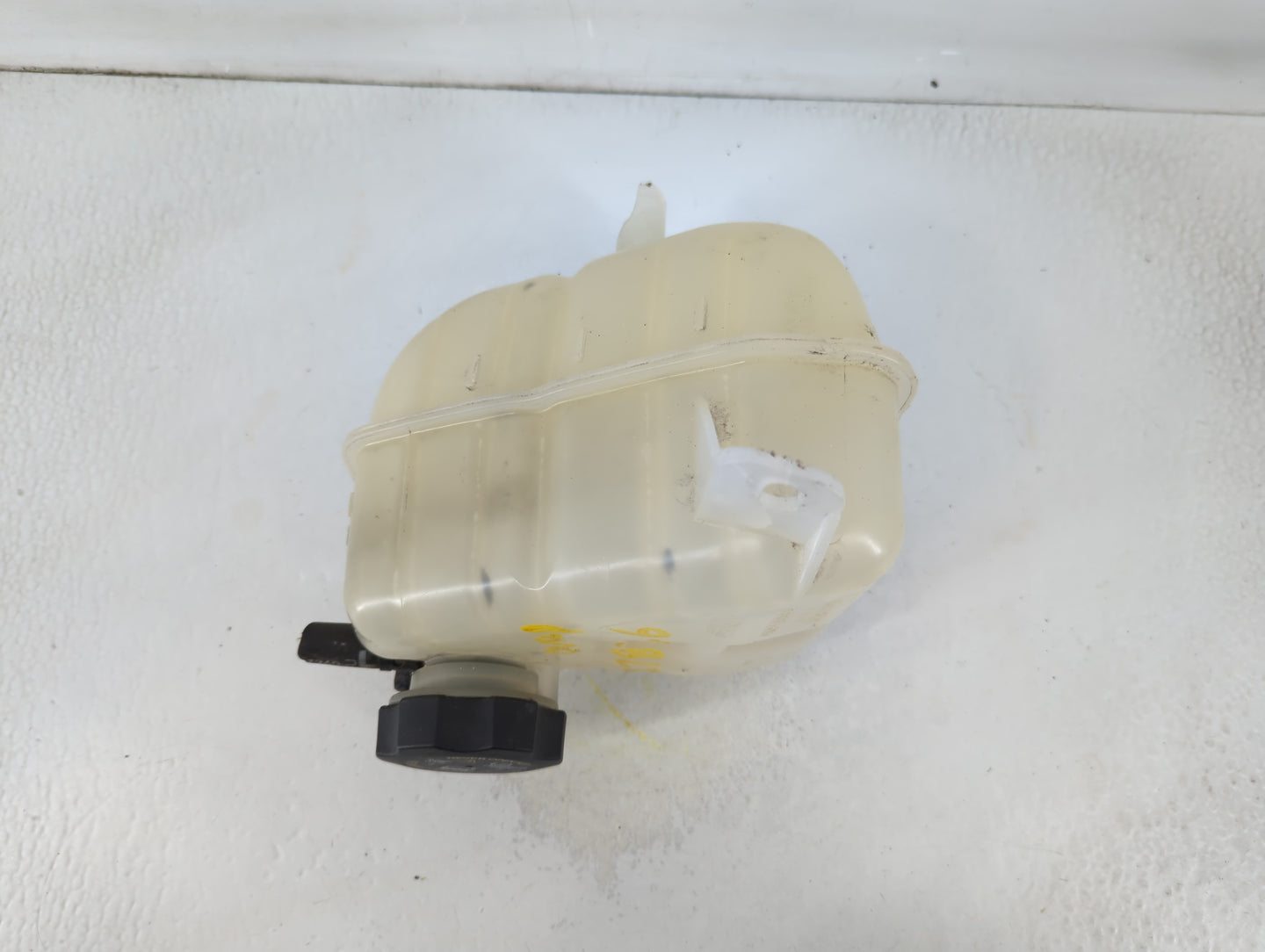 2002-2007 Saturn Vue Radiator Coolant Overflow Expansion Tank Bottle - Oemusedautoparts1.com