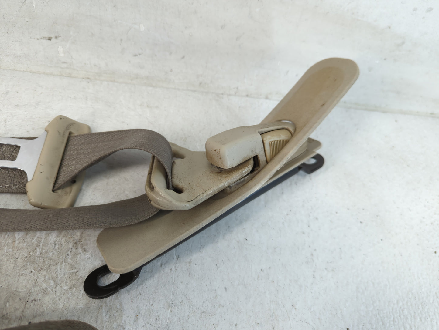 2006-2007 Saturn Vue Passenger Front Seatbelt Retractor - Oemusedautoparts1.com