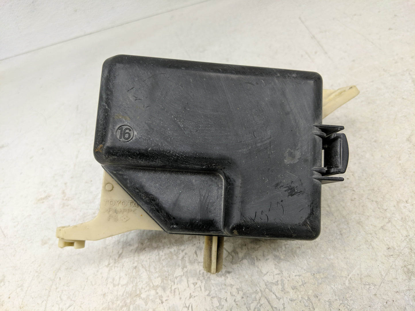 2004-2006 Scion Xa Fusebox Fuse Box Panel Relay Module P/N:82741‑52010 Fits Fits 2004 2005 2006 OEM Used Auto Parts - Oemuse