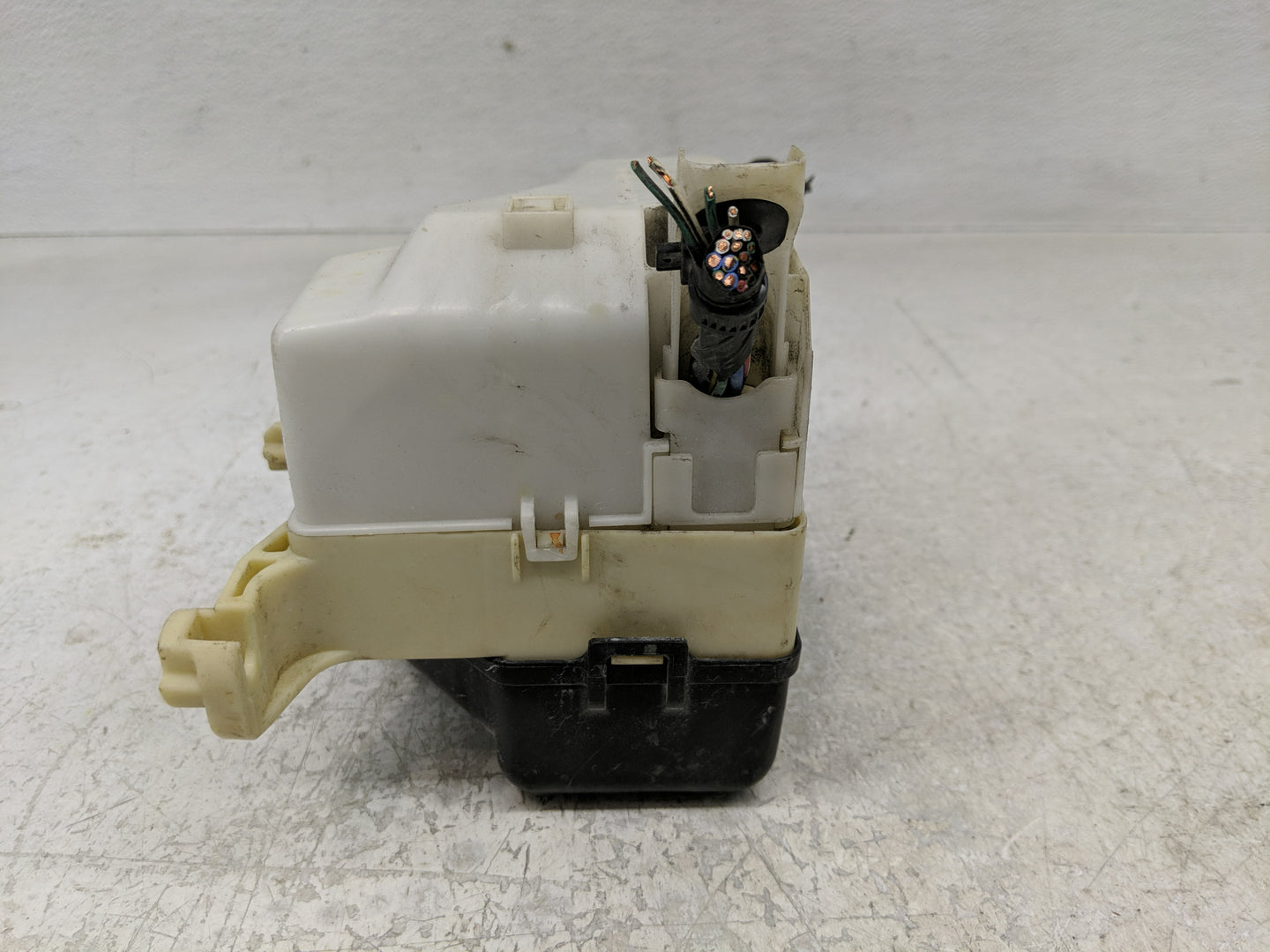 2004-2006 Scion Xa Fusebox Fuse Box Panel Relay Module P/N:82741‑52010 Fits Fits 2004 2005 2006 OEM Used Auto Parts - Oemuse