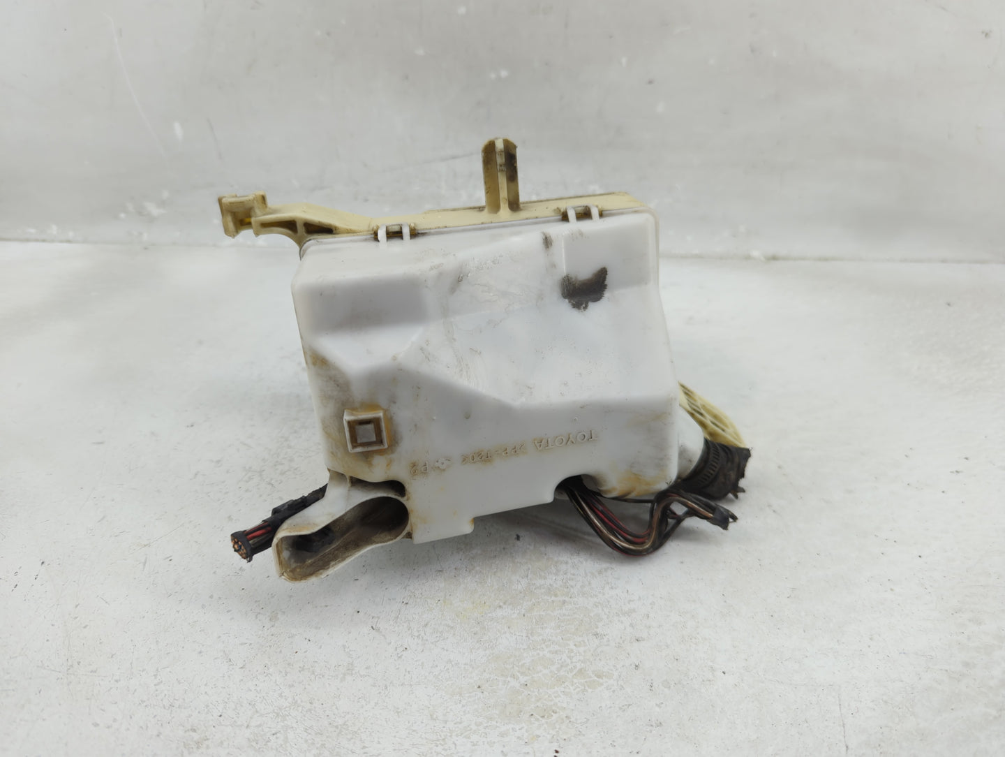 2004-2006 Scion Xa Fusebox Fuse Box Panel Relay Module P/N:82741‑52010 Fits Fits 2004 2005 2006 OEM Used Auto Parts - Oemuse