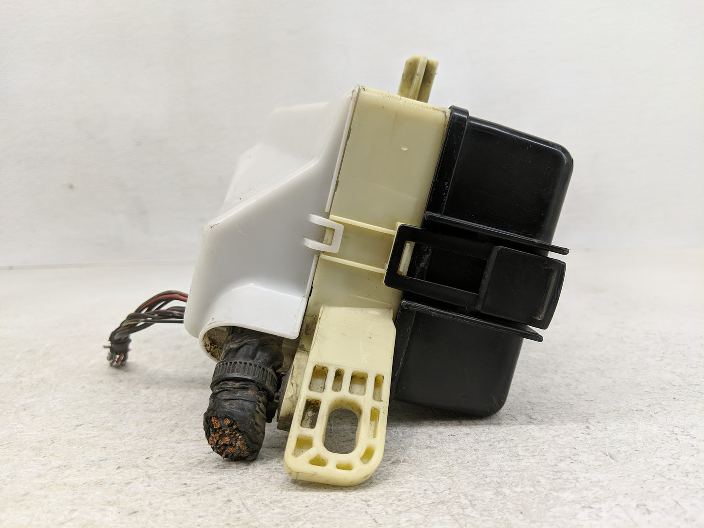 2004-2006 Scion Xb Fusebox Fuse Box Panel Relay Module Fits Fits 2004 2005 2006 OEM Used Auto Parts - Oemusedautoparts1.com