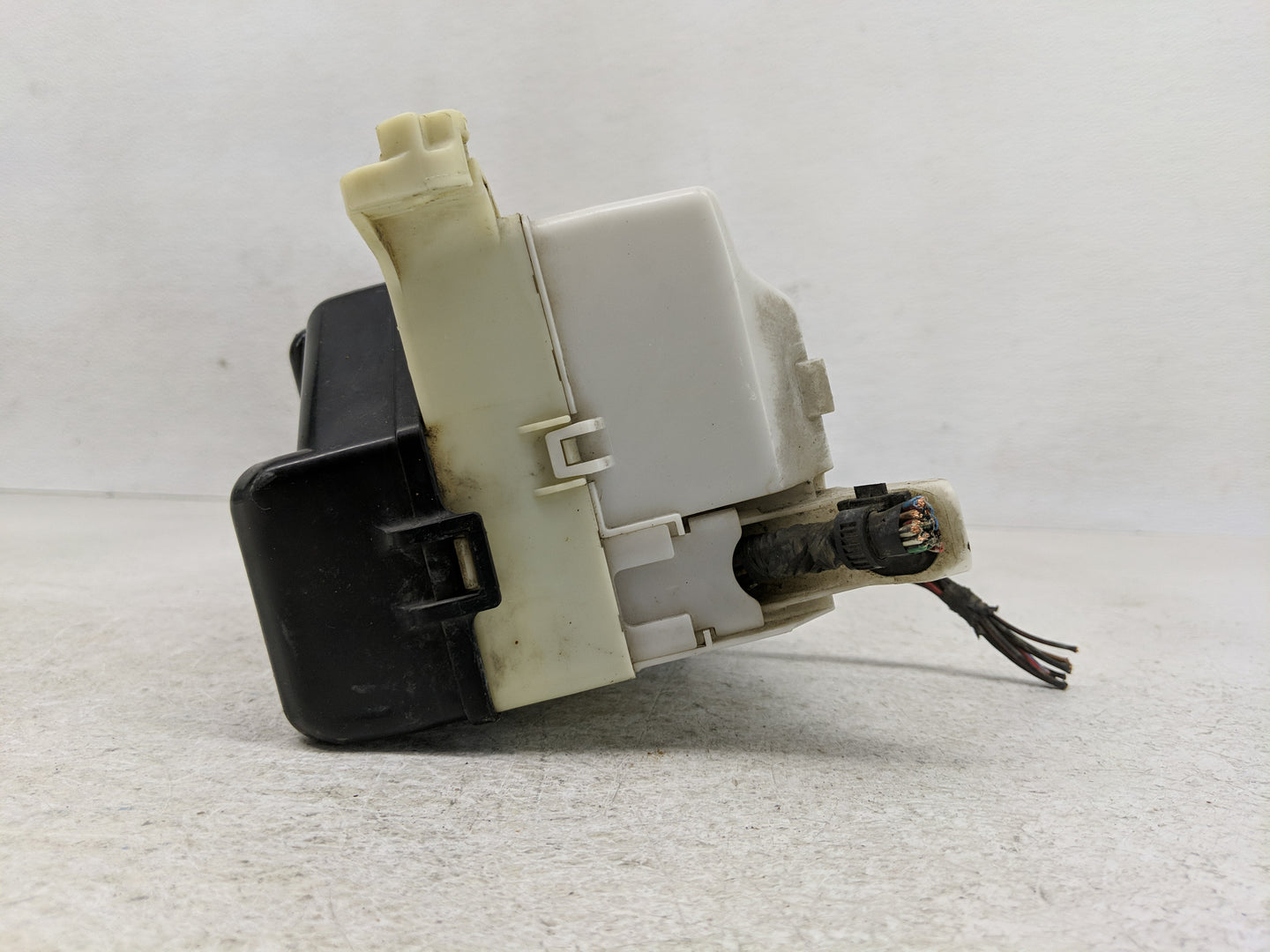 2004-2006 Scion Xb Fusebox Fuse Box Panel Relay Module Fits Fits 2004 2005 2006 OEM Used Auto Parts - Oemusedautoparts1.com
