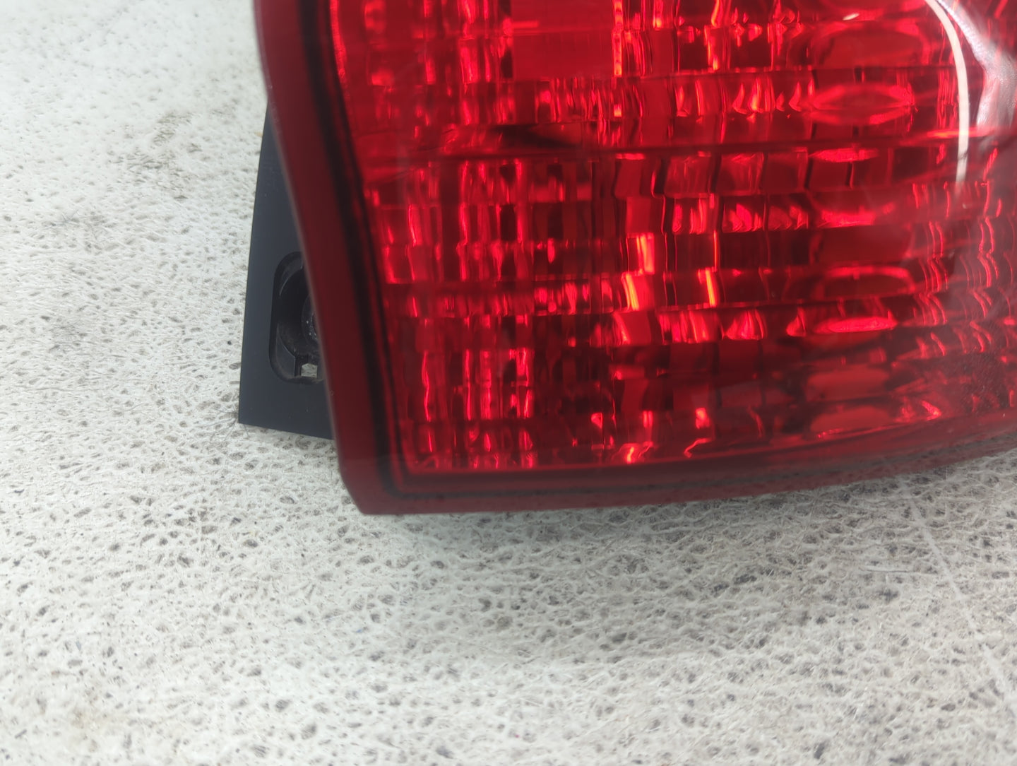 2006 Subaru B9 Tribeca Tail Light Assembly Passenger Right OEM P/N:2XL 946 095 Fits OEM Used Auto Parts - Oemusedautoparts1.