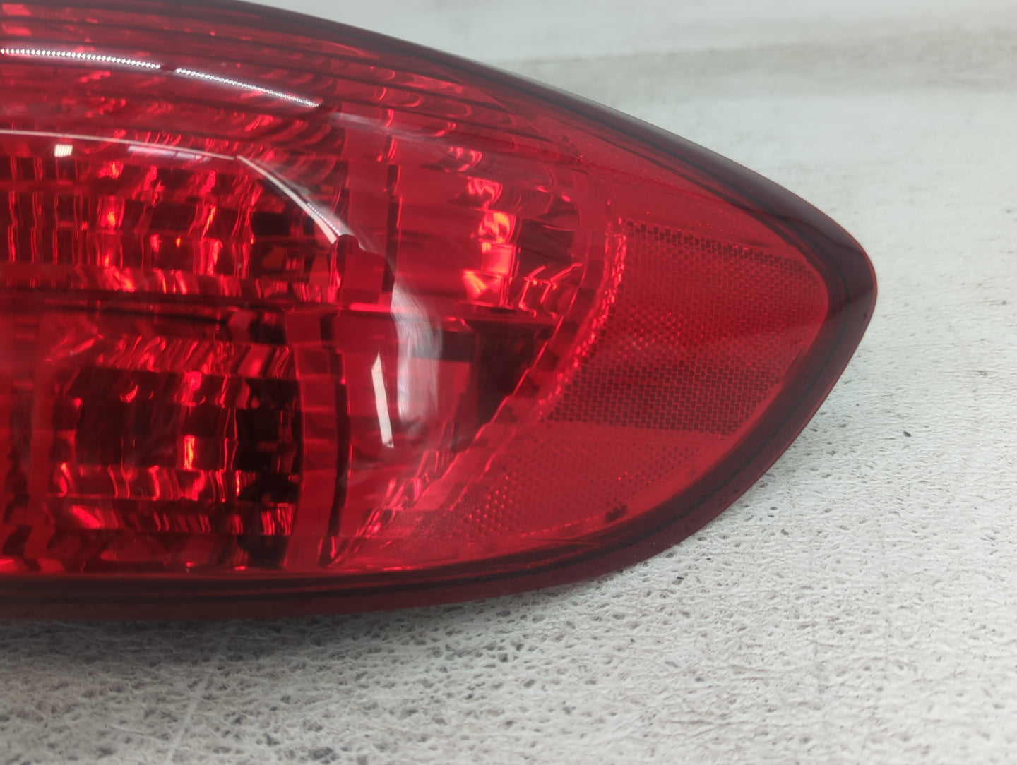2006 Subaru B9 Tribeca Tail Light Assembly Passenger Right OEM P/N:2XL 946 095 Fits OEM Used Auto Parts - Oemusedautoparts1.