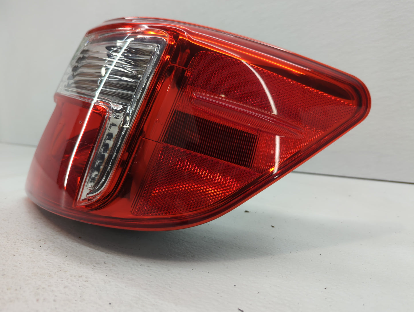 2006 Subaru B9 Tribeca Tail Light Assembly Passenger Right OEM P/N:2XL 946 095 Fits OEM Used Auto Parts - Oemusedautoparts1.