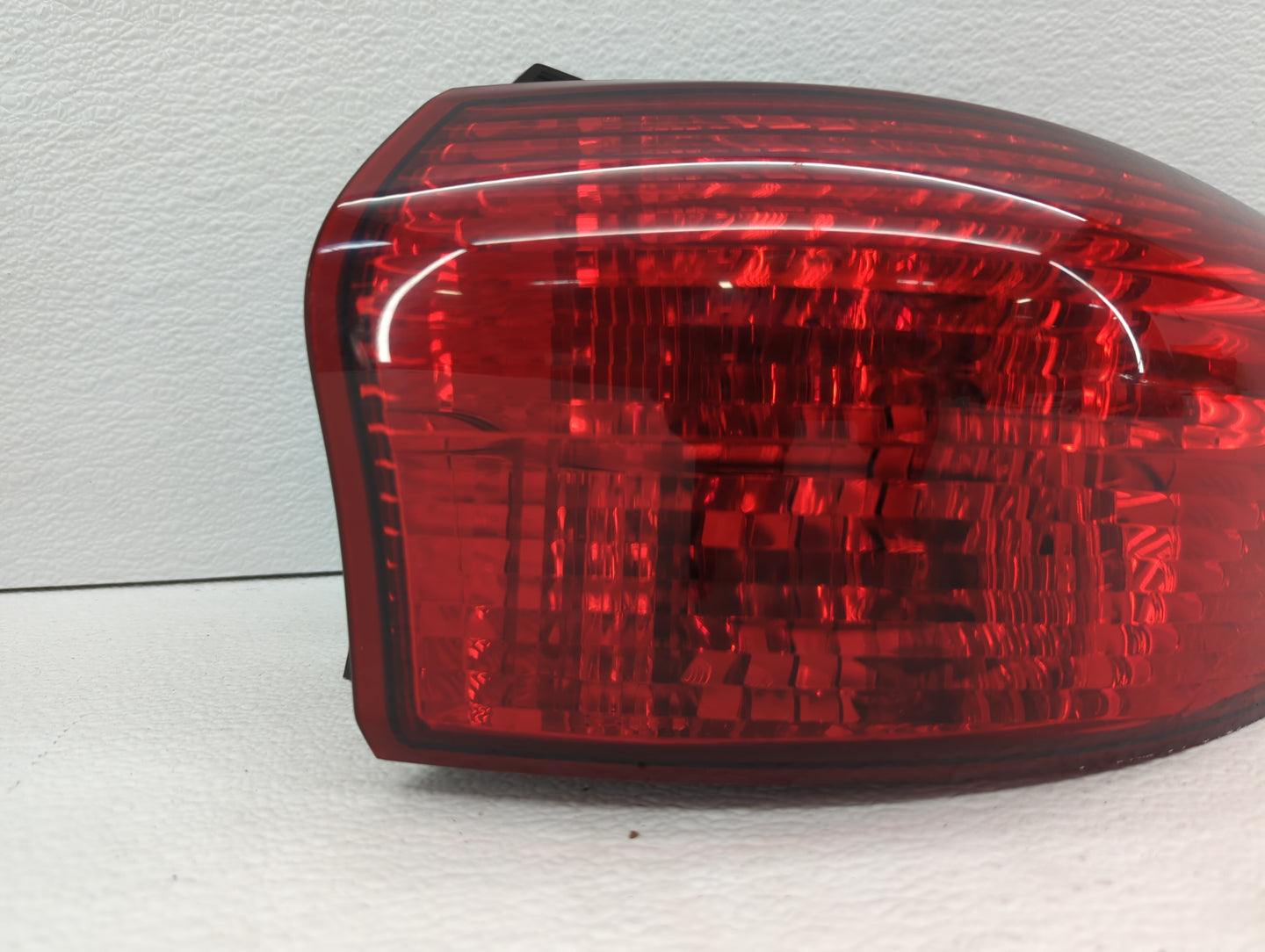 2006 Subaru B9 Tribeca Tail Light Assembly Passenger Right OEM P/N:2XL 946 095 Fits OEM Used Auto Parts - Oemusedautoparts1.