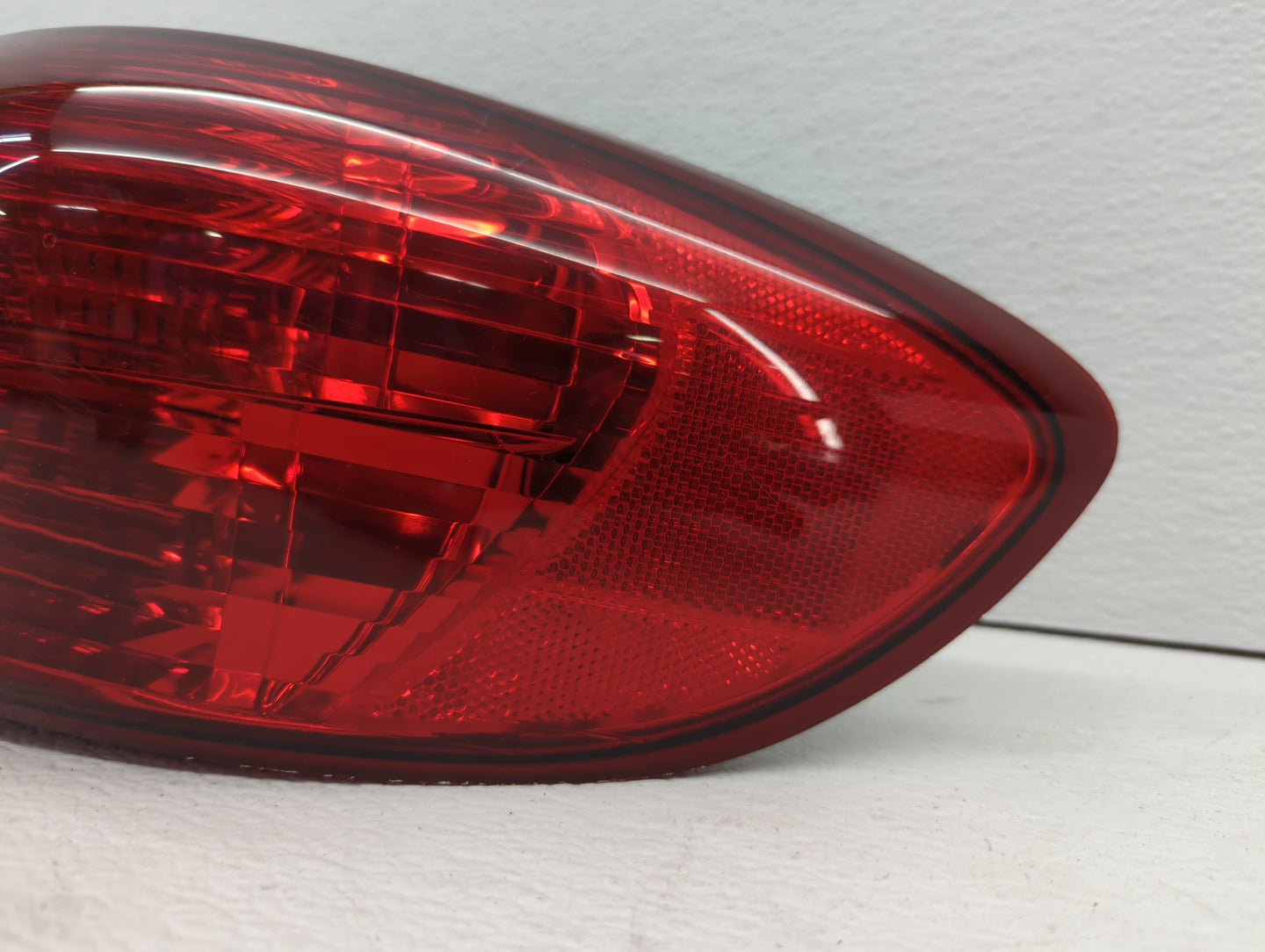 2006 Subaru B9 Tribeca Tail Light Assembly Passenger Right OEM P/N:2XL 946 095 Fits OEM Used Auto Parts - Oemusedautoparts1.