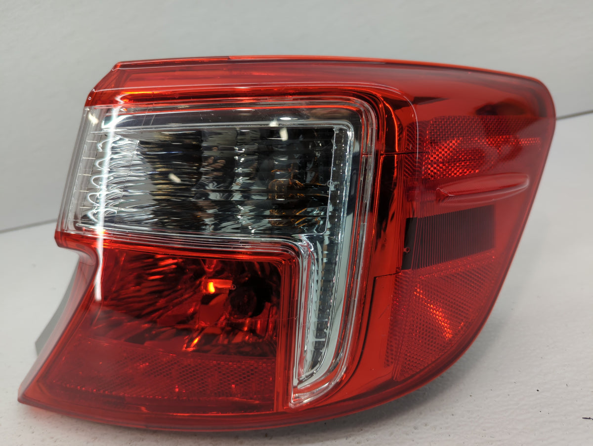 2006 Subaru Tribeca Tail Light Assembly Passenger Right OEM P/N:2XL 946 095 Fits OEM Used Auto Parts - Oemusedautoparts1.com