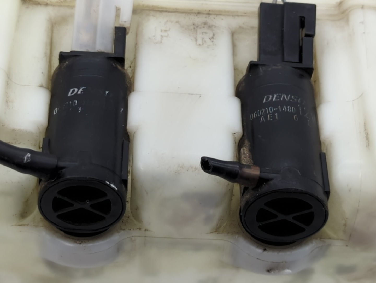 2006 Suzuki Xl-7 Windshield Washer Fluid Reservoir Bottle Oem - Oemusedautoparts1.com