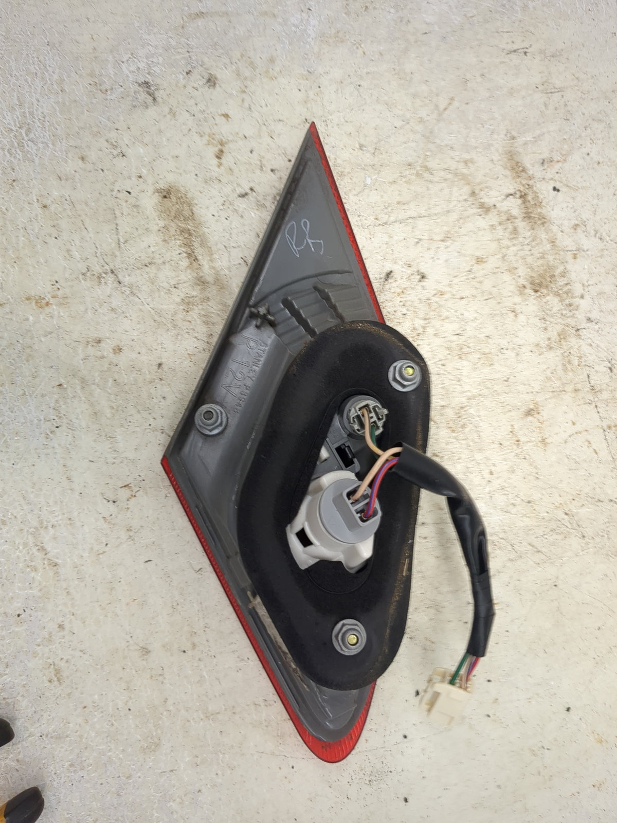 2005-2010 Toyota Avalon Passenger Right Side Deck Lid Mounted Tail Light 1513393 - Oemusedautoparts1.com