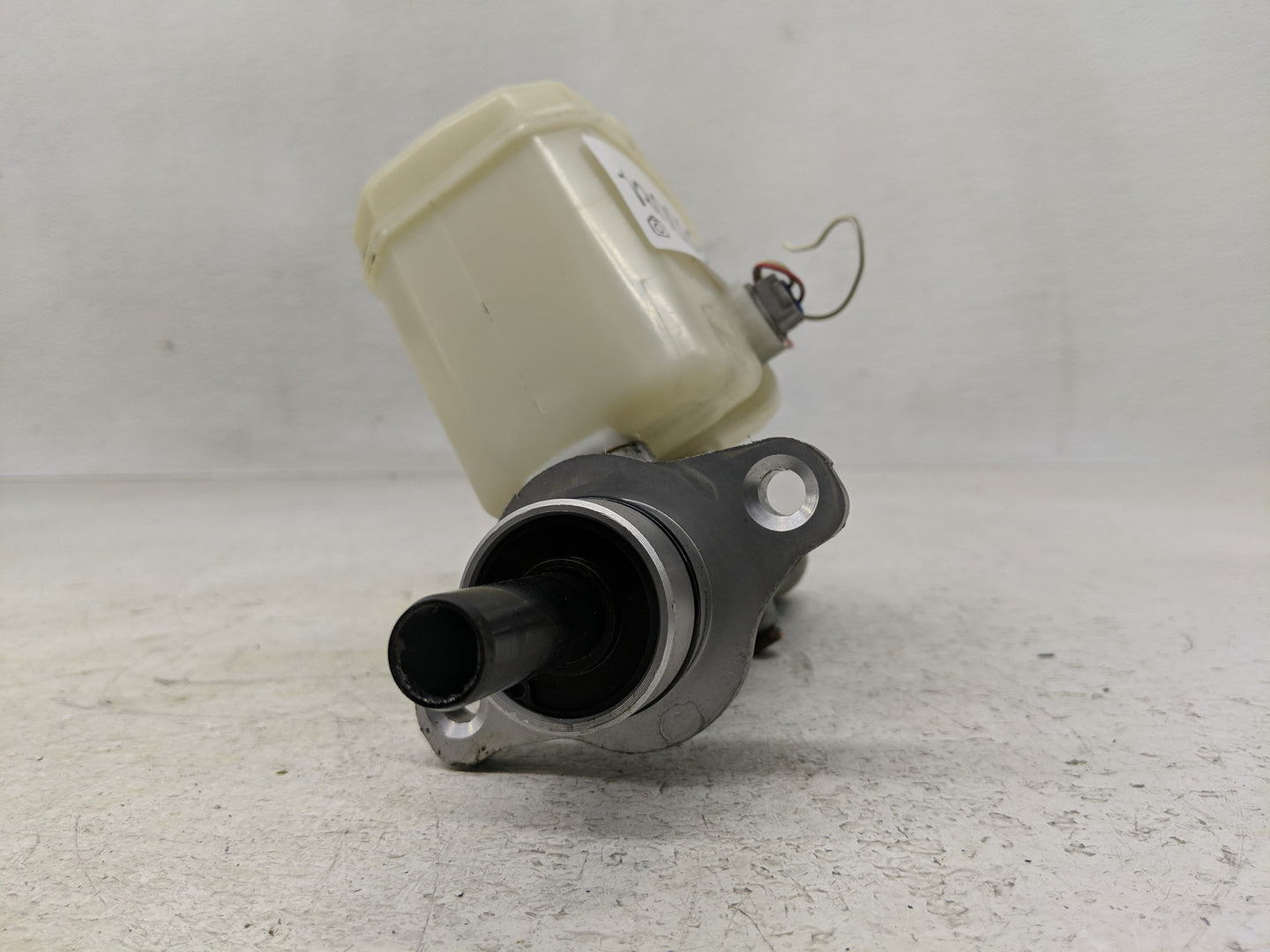 2005-2006 Toyota Camry Brake Master Cylinder - Oemusedautoparts1.com