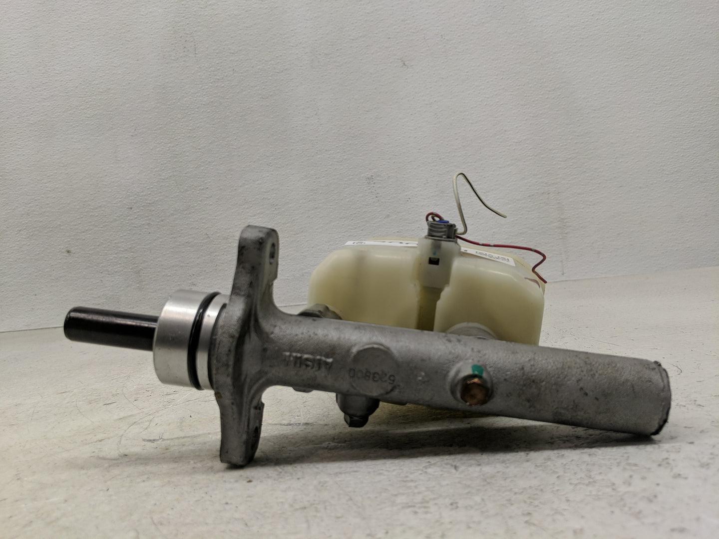 2005-2006 Toyota Camry Brake Master Cylinder - Oemusedautoparts1.com