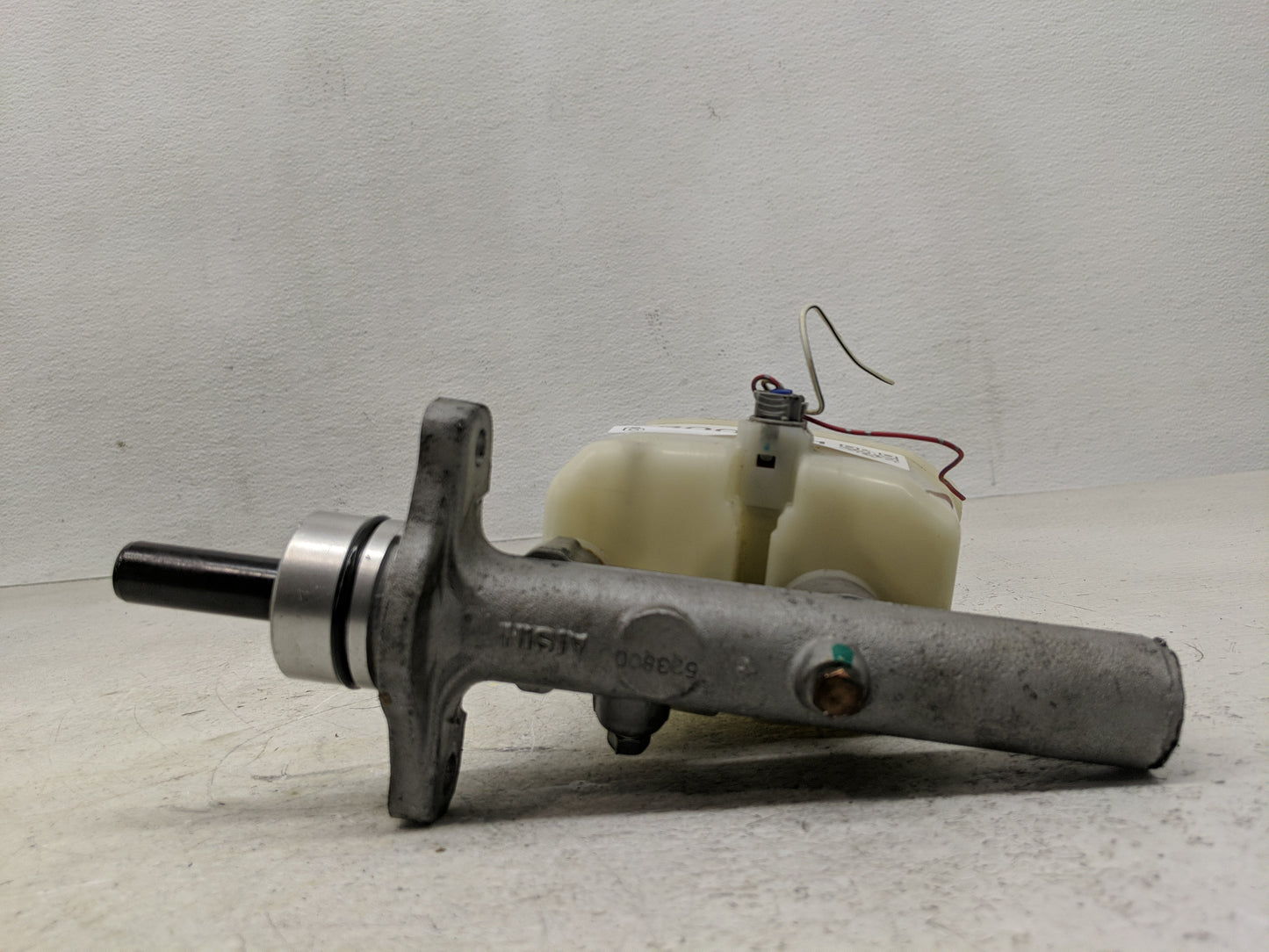 2005-2006 Toyota Camry Brake Master Cylinder - Oemusedautoparts1.com