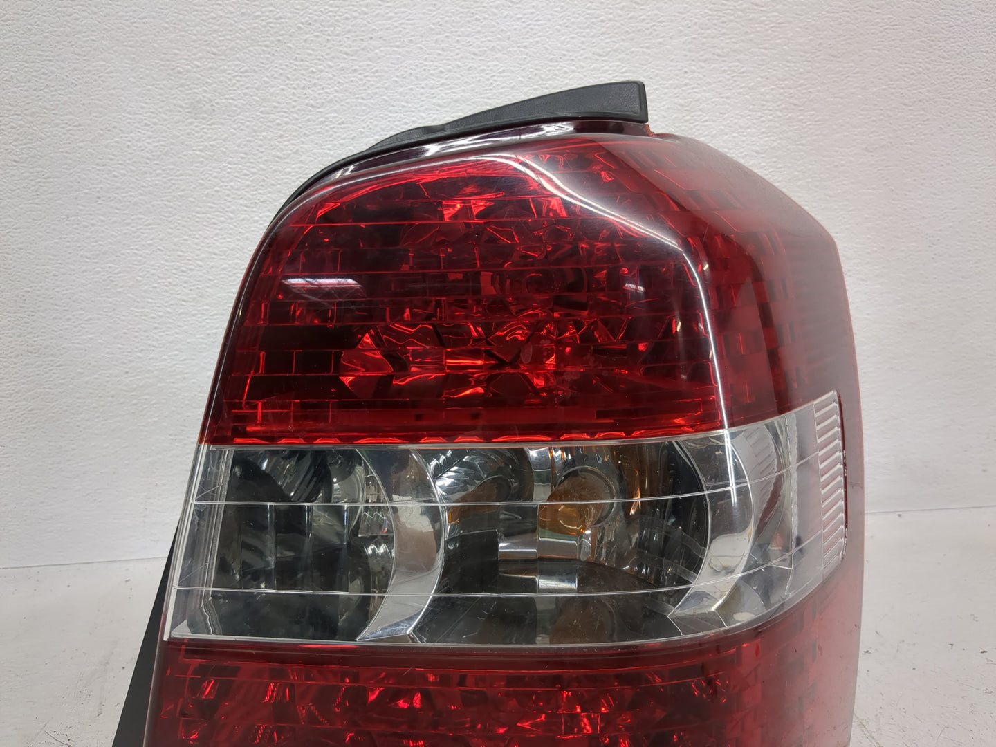 2004-2007 Toyota Highlander Tail Light Assembly Passenger Right OEM Fits Fits 2004 2005 2006 2007 OEM Used Auto Parts - Oemu
