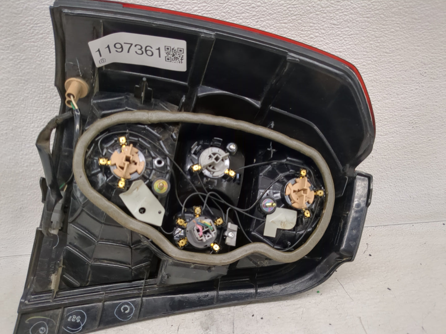 2004-2007 Toyota Highlander Tail Light Assembly Passenger Right OEM Fits Fits 2004 2005 2006 2007 OEM Used Auto Parts - Oemu