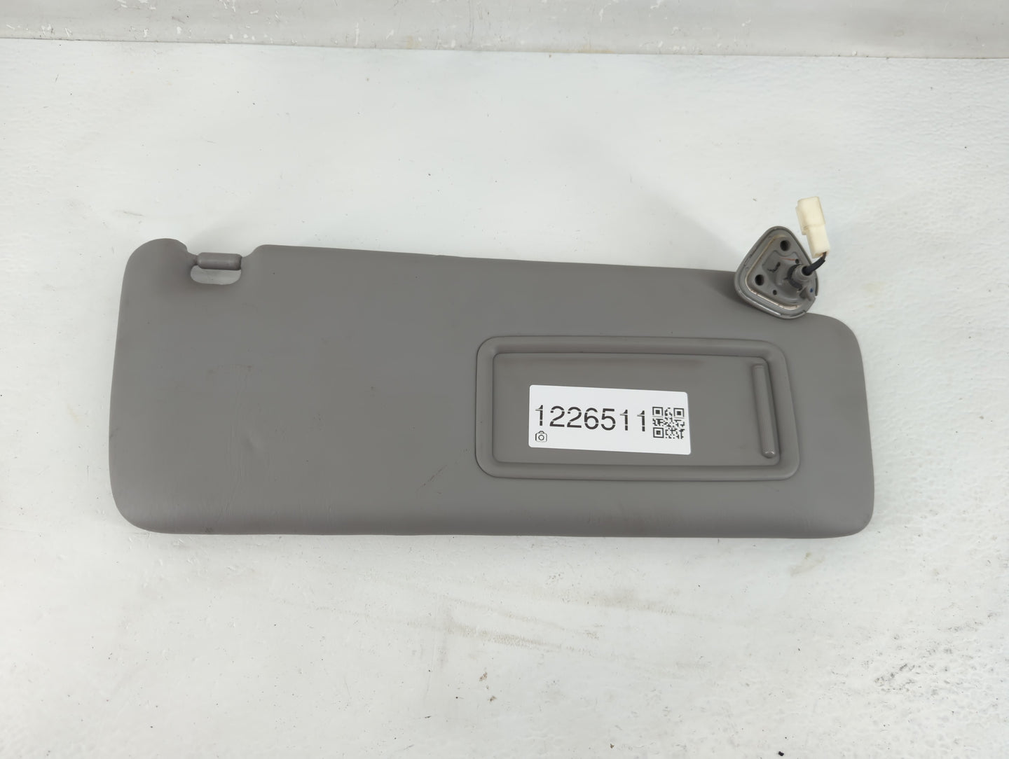 2004-2007 Toyota Highlander Sun Visor Shade Replacement Passenger Right Mirror Fits Fits 2004 2005 2006 2007 OEM Used Auto P