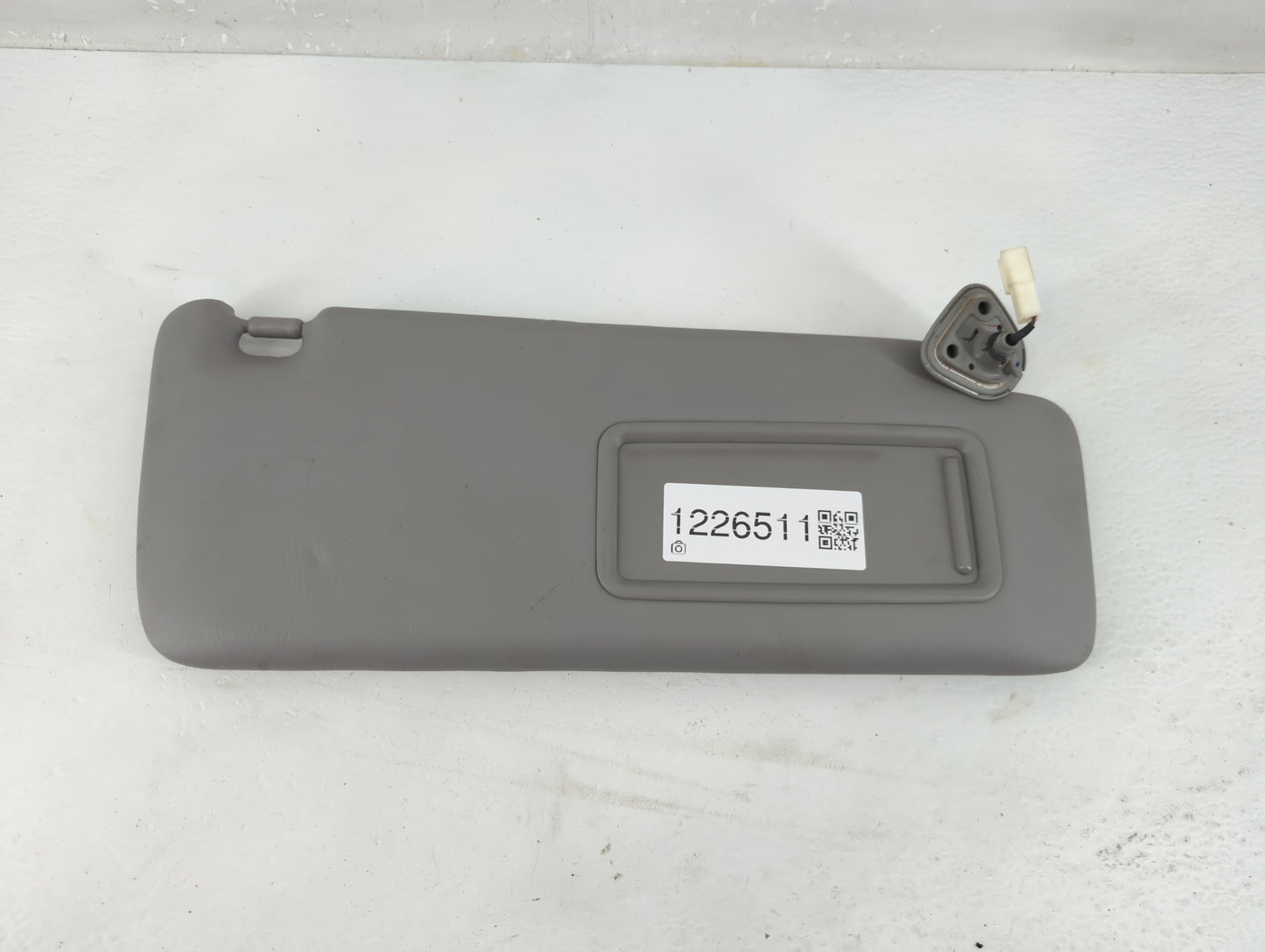 2004-2007 Toyota Highlander Sun Visor Shade Replacement Passenger Right Mirror Fits Fits 2004 2005 2006 2007 OEM Used Auto P