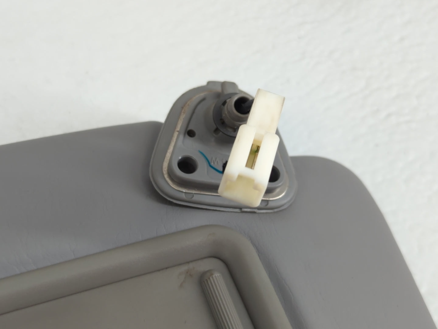 2004-2007 Toyota Highlander Sun Visor Shade Replacement Passenger Right Mirror Fits Fits 2004 2005 2006 2007 OEM Used Auto P