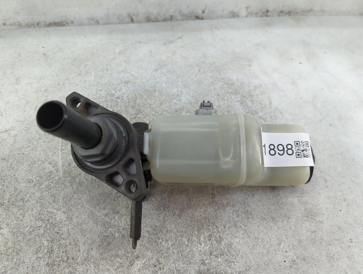 2004-2007 Toyota Highlander Brake Master Cylinder 1511898 - Oemusedautoparts1.com