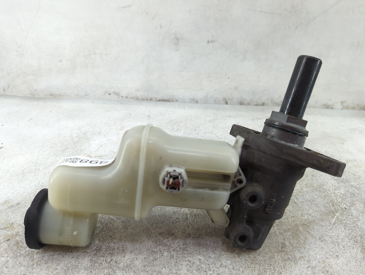 2004-2007 Toyota Highlander Brake Master Cylinder 1511898 - Oemusedautoparts1.com