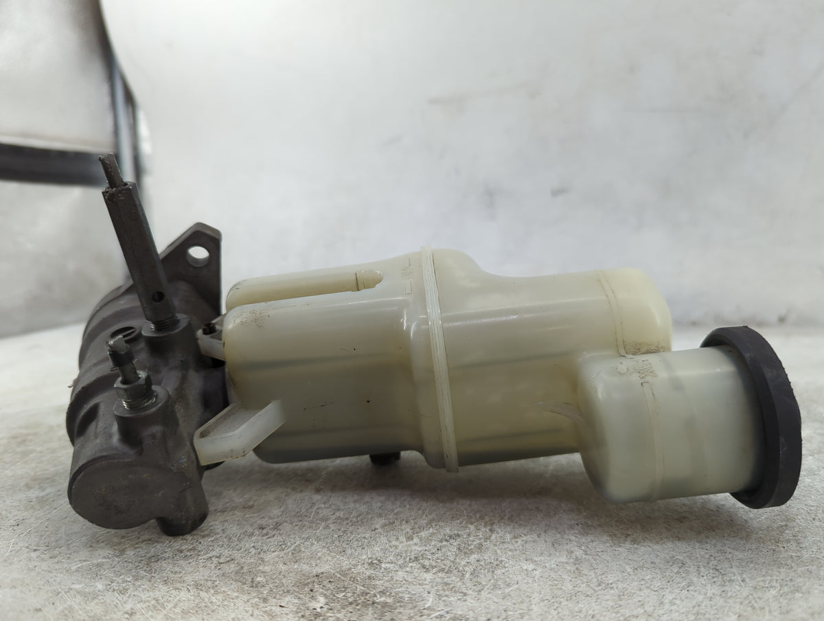 2004-2007 Toyota Highlander Brake Master Cylinder 1511898 - Oemusedautoparts1.com