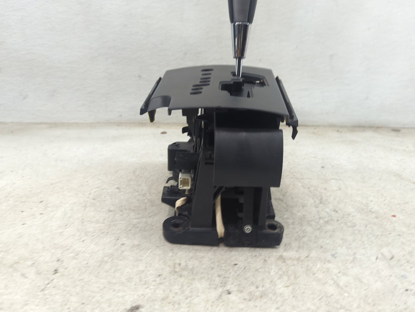 2006 Toyota Rav4 Floor Console Assembly Shifter - Oemusedautoparts1.com