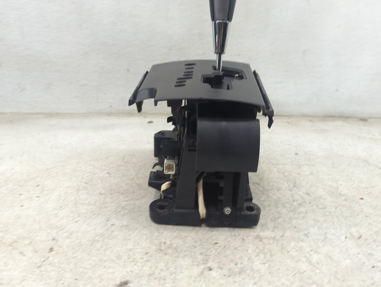 2006 Toyota Rav4 Floor Console Assembly Shifter - Oemusedautoparts1.com