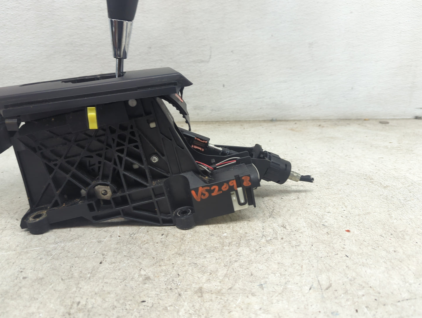 2006 Toyota Rav4 Floor Console Assembly Shifter - Oemusedautoparts1.com